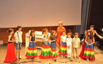 Image: https://roussinka.ch/content/7-photos/20140621-okonchanie-uchebnogo-goda-2014/DSC_0429.JPG